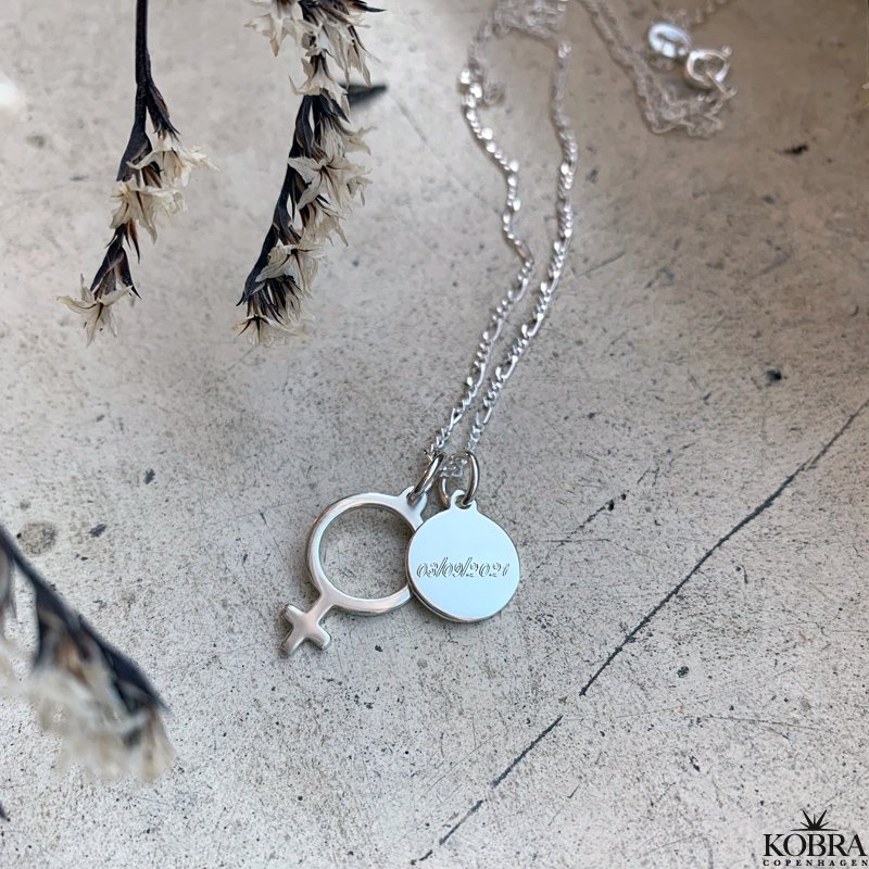"Girl power" slv halskde med kvindetegn og personlig gravering