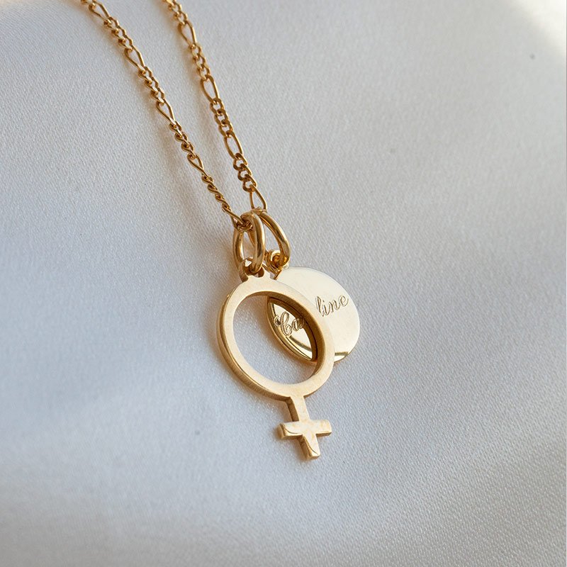 "Girl Power" halskjede i 14 karat gullbelagt med kvinnemerke og gravering