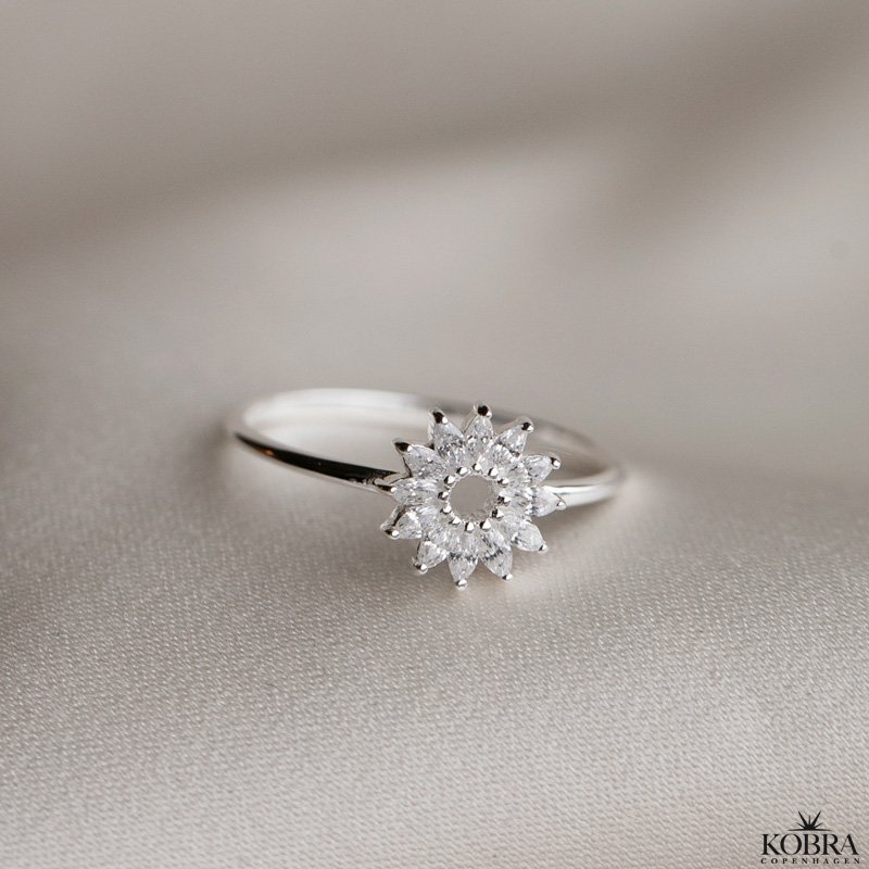 "Glamour" unique silver ring with stones and floral motif