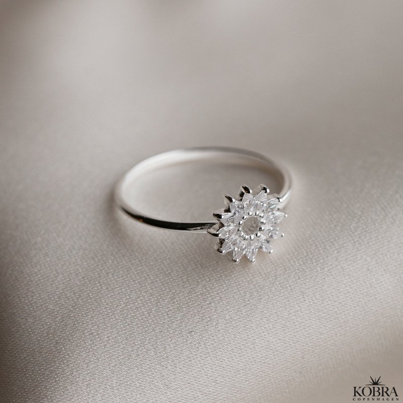 "Glamour" unique silver ring with stones and floral motif