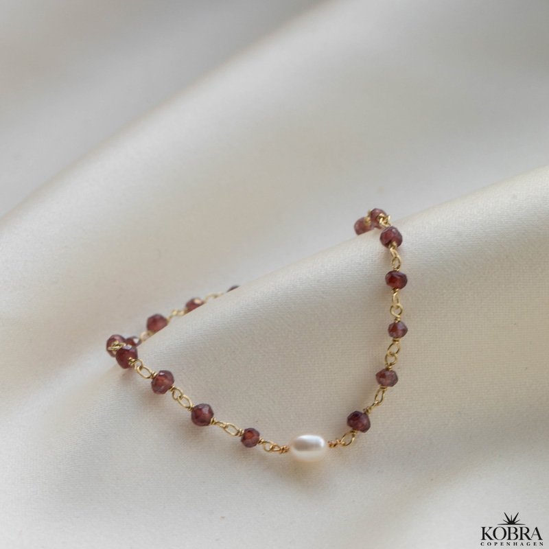 "Ellish" ankelkde i guld med rde granater og perle