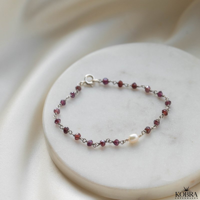 "Ellish" fint slvarmbnd med rde granater og perle 