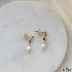 "Ellish" guld reringe med rde granater samt hvid perle