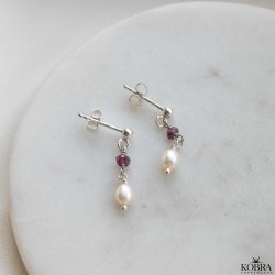 "Ellish" slv reringe med rde granater samt hvid perle