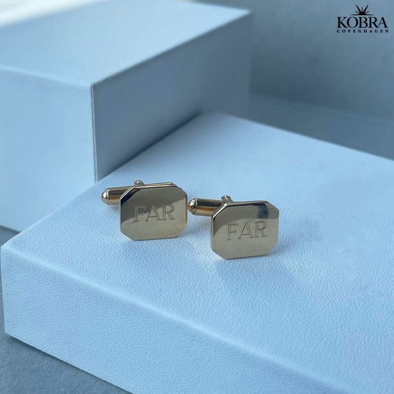 Firkantet manchetknapper i guld inklusiv gravering