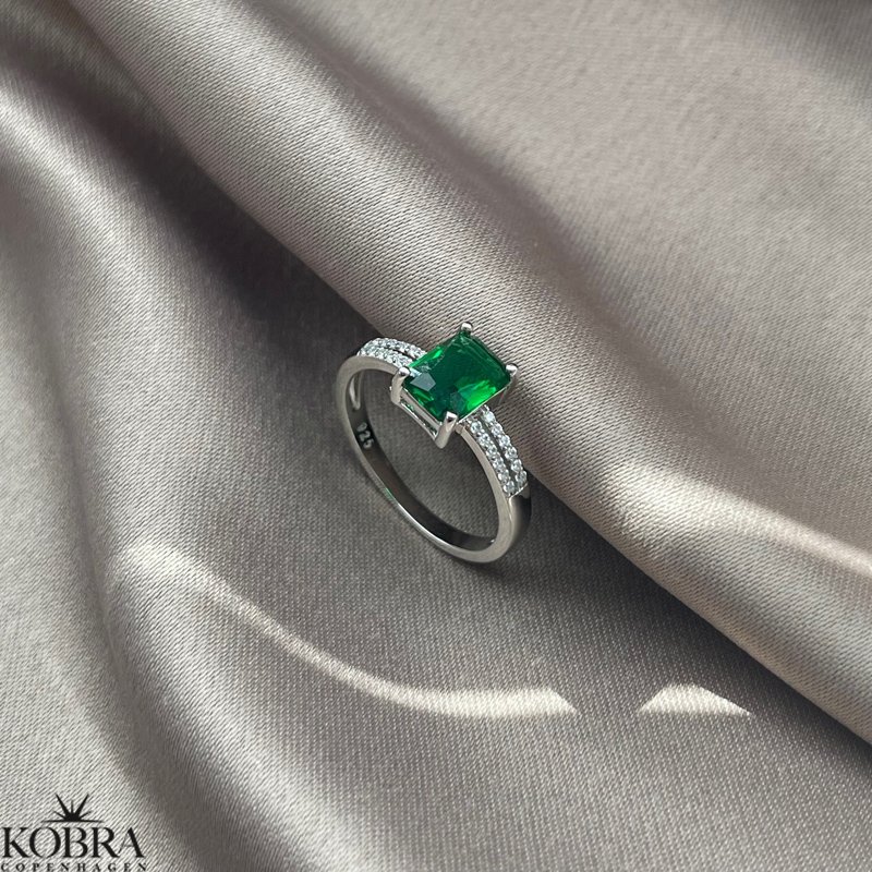 specielt kemikalier stamtavle Vanity" smuk prinsesse sølv ring med grøn zirkonia sten - Sølv ringe -  KOBRA copenhagen ApS