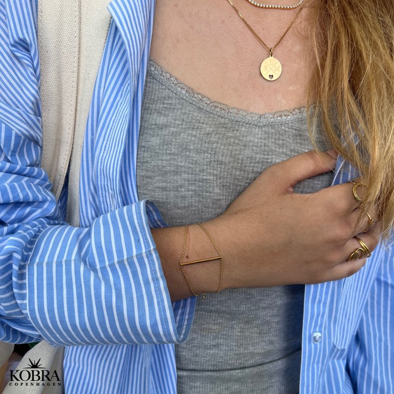 "Daphne" 18 karat forgyldt amulet med kryds og hjerte