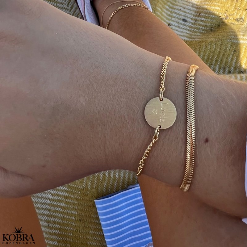 "Parker" 2 mm panzer armbnd i guld med personlig graveret amulet