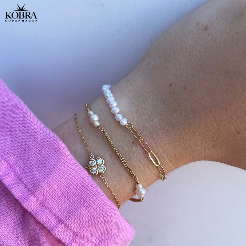 "Trinna" 14 karat forgyldt armbnd med firklver og personlig indgravering