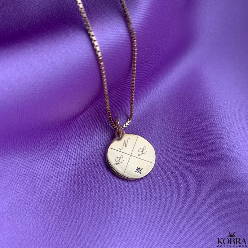 "Precious" guld amulet med kryds gravering