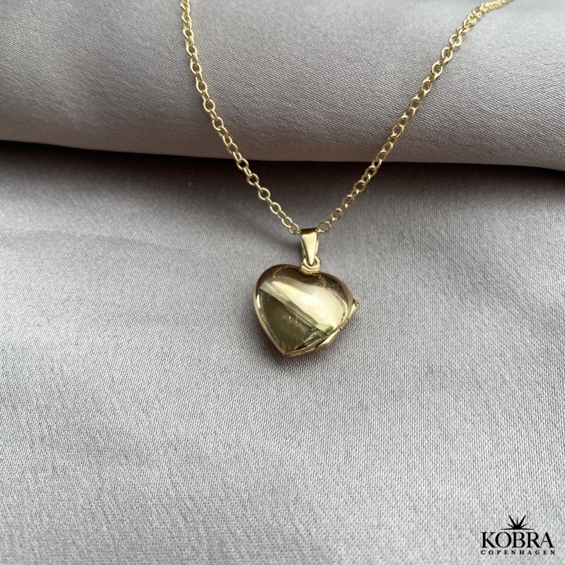 "Anamaria" 18 karat forgyldt hjertemedaljon med hvid sten