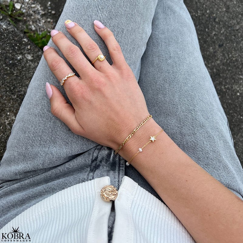 "Twilight" 18 karat forgyldt armb�nd med stjerner og ferskvandsperler