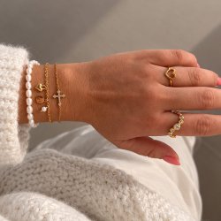 "Solenne" 18k guldpl�terad ring med vita stenar