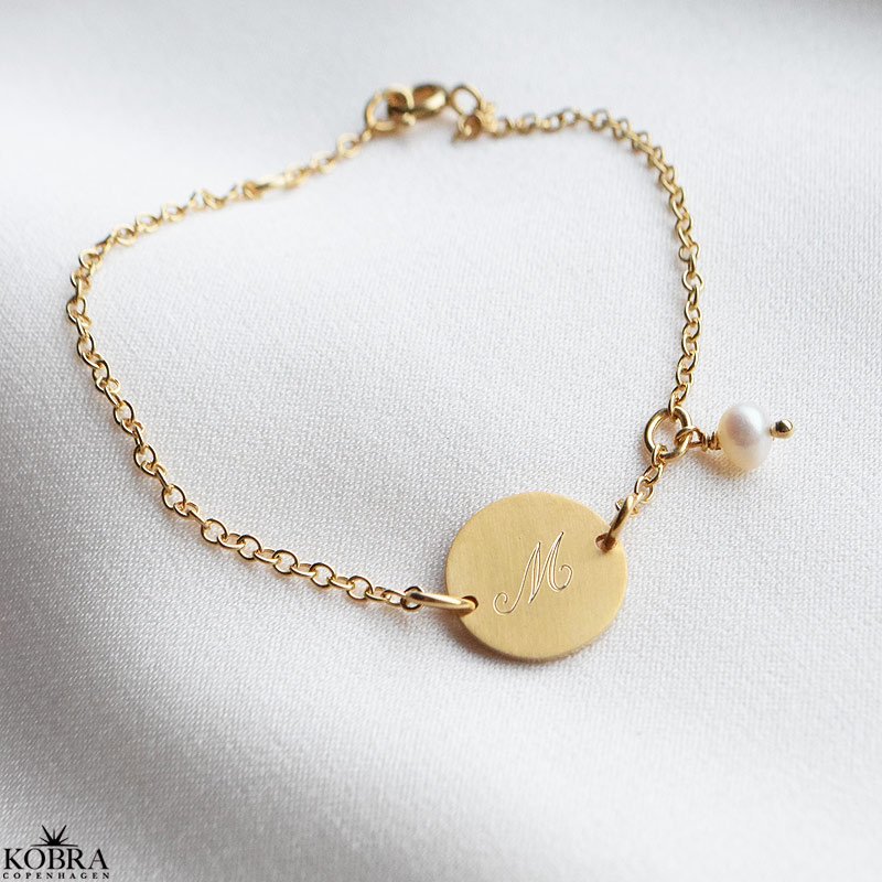 "Merci" guld armbnd med ferskvands perle og personlig gravering