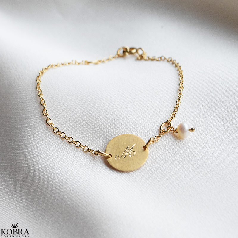 "Merci" guld armbnd med ferskvands perle og personlig gravering