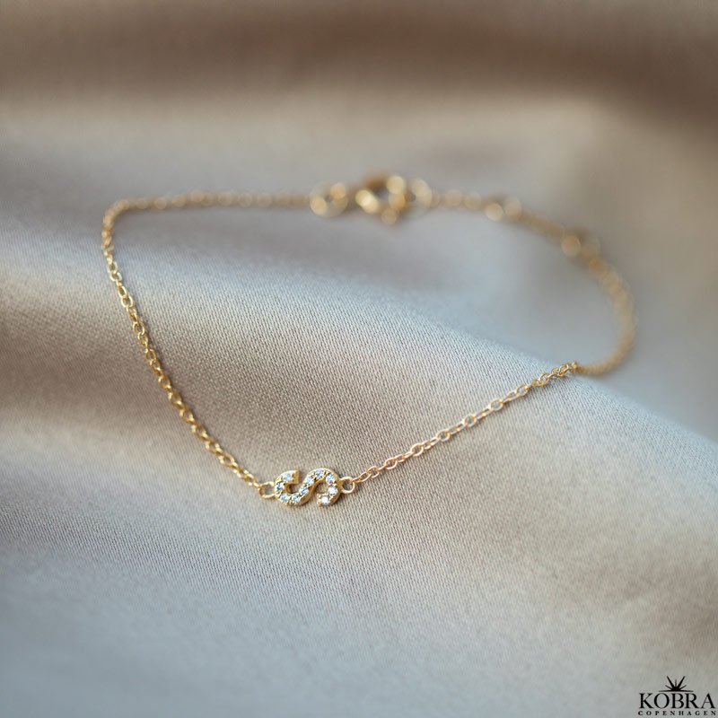 "Alias" guld armbånd med guld bogstav