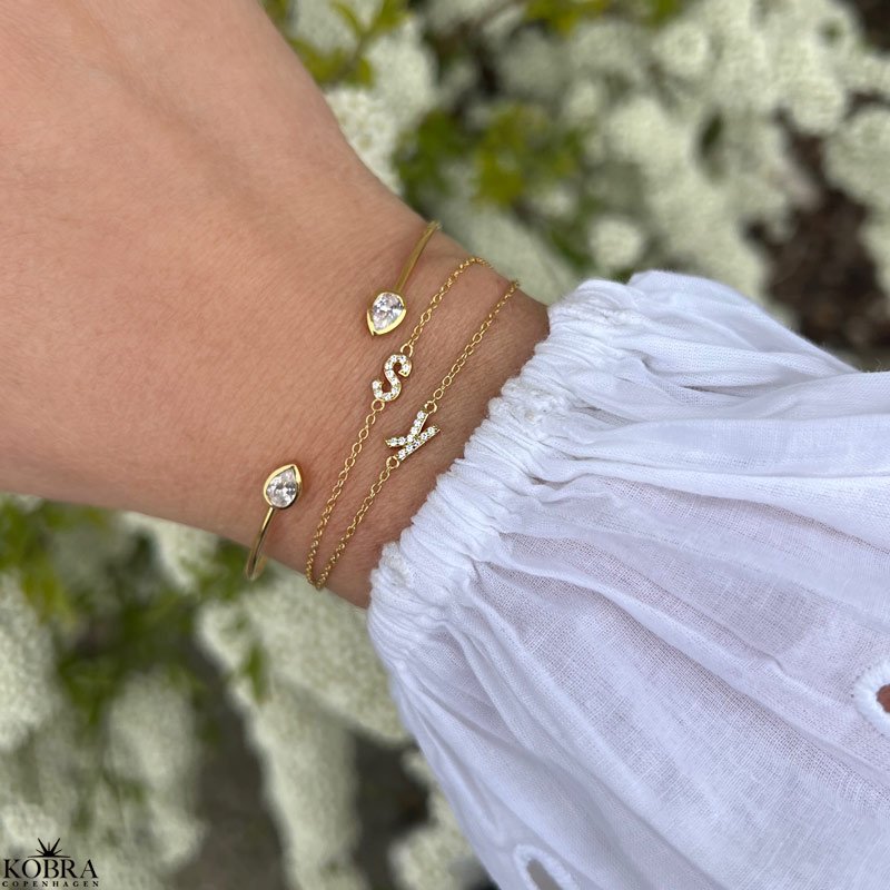 "Alias" guld armbånd med guld bogstav