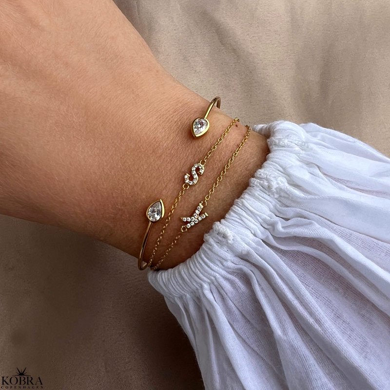 "Alias" guld armbånd med guld bogstav