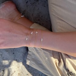 "Alias" guld armbånd med guld bogstav