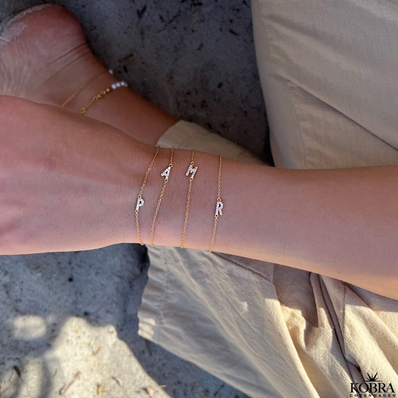 "Alias" guld armbånd med guld bogstav