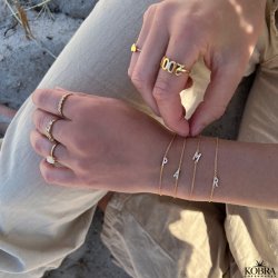 "Lullo" snoet guld ring med "rainbow moonstone"