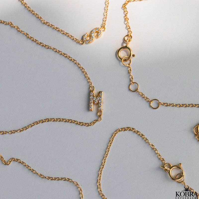 "Alias" guld armbånd med guld bogstav