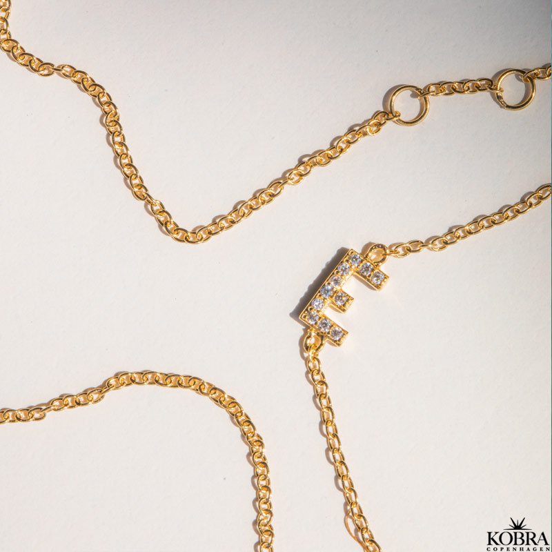 "Alias" guld armbånd med guld bogstav