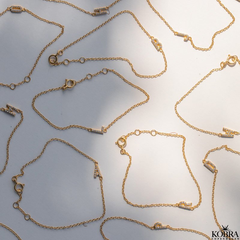 "Alias" guld armbånd med guld bogstav