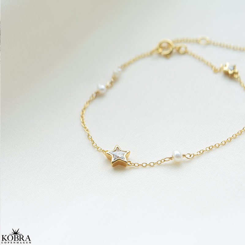 "Twilight" 18 karat forgyldt armb�nd med stjerner og ferskvandsperler