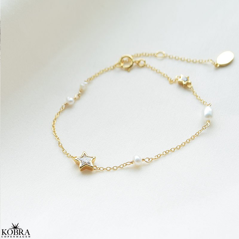 "Twilight" 18 karat forgyldt armb�nd med stjerner og ferskvandsperler