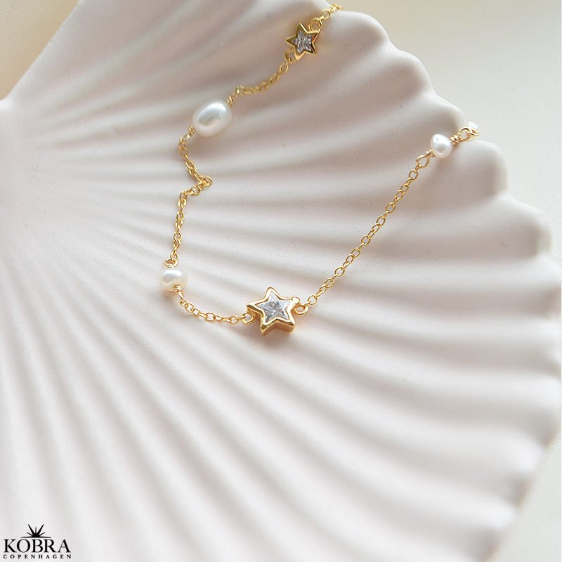 "Twilight" 18 karat forgyldt armb�nd med stjerner og ferskvandsperler