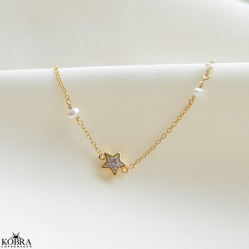"Twilight" 18 karat forgyldt armbnd med stjerner og ferskvandsperler