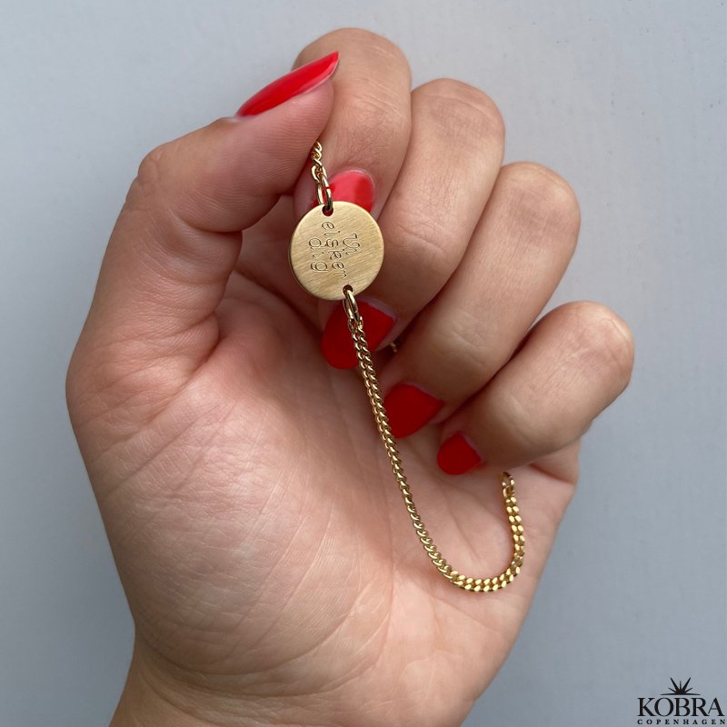 "Parker" 2 mm panzer armbnd i guld med personlig graveret amulet