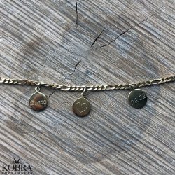 "Ohana" håndlavet forgyldt armbånd med 3 små personlige vedhæng