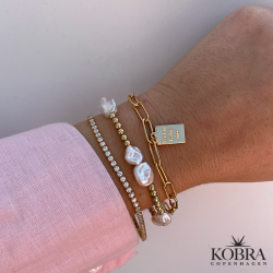 "Maeve" guld armbnd med lille vedhng inklusiv gravering!