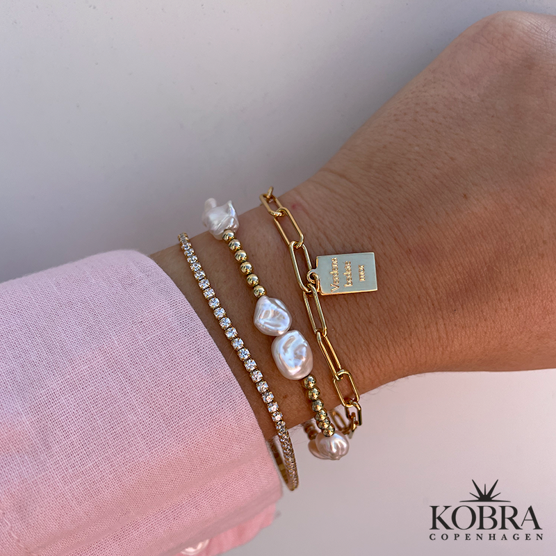 "Maeve" guld armbnd med lille vedhng inklusiv gravering!