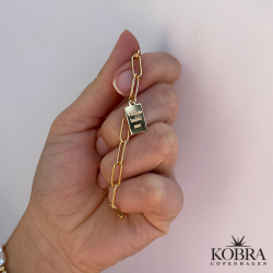 "Maeve" guld armbnd med lille vedhng inklusiv gravering!