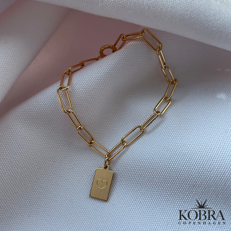 "Maeve" guld armbnd med lille vedhng inklusiv gravering!