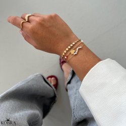 Studenter armbnd i guld med hue-vedhng og rde perler