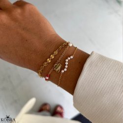 Studenter armbnd i guld med hue-vedhng og rde perler