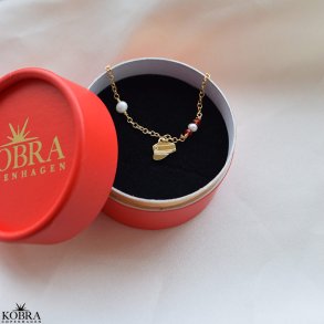 Studenter armbnd i guld med hue-vedhng og rde perler