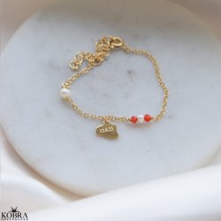 Studenter armbnd i guld med hue-vedhng og rde perler