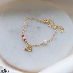 Studenter armbnd i guld med hue-vedhng og rde perler