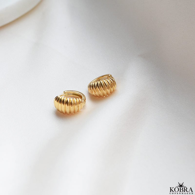"Jenner" små chunky guld øreringe // hoops
