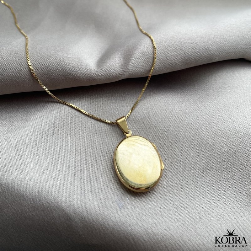 "Berthe" oval guld medaljon med livets tr 