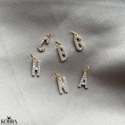 "Journal" guld amulet halskde med gravering samt bogstav med hvide sten