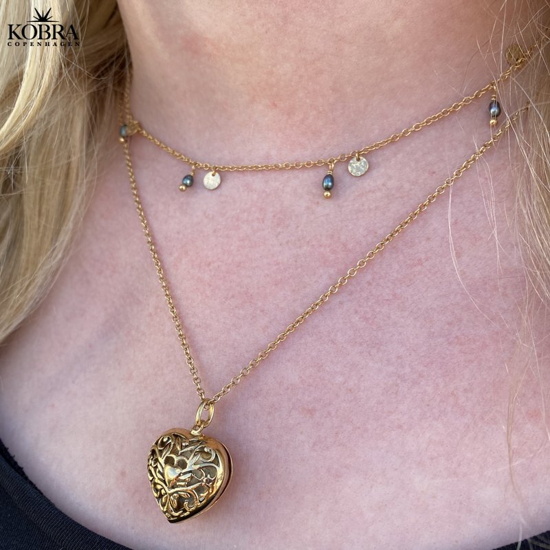 "Celda" Medaljon i guld med hjerte og personlig gravering