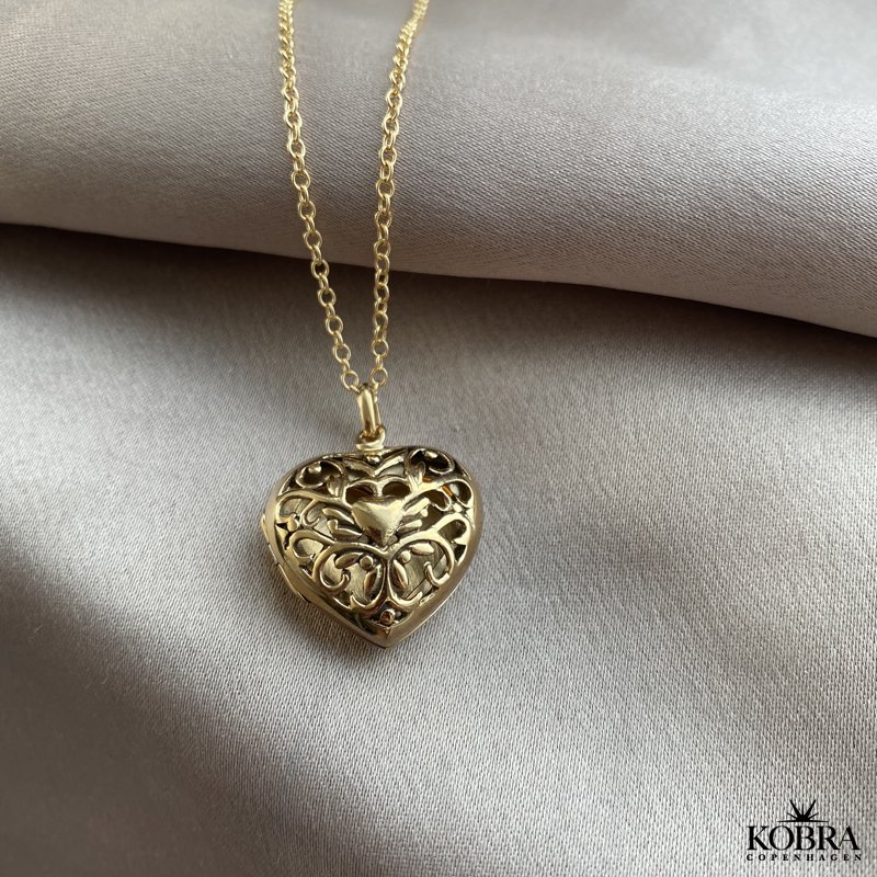 "Celda" Medaljon i guld med hjerte og personlig gravering