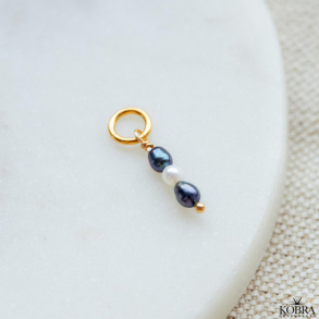 Guldcharm med hvid og bl perler