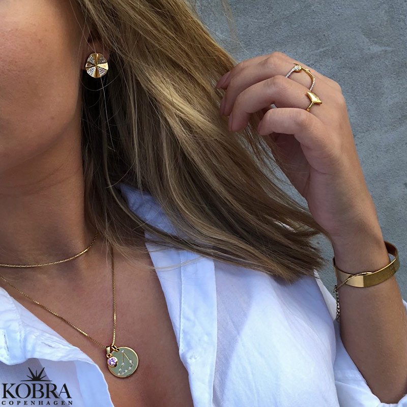 "Zodiac" stjernetegnshalskde med sten i 18 karat forgyldt